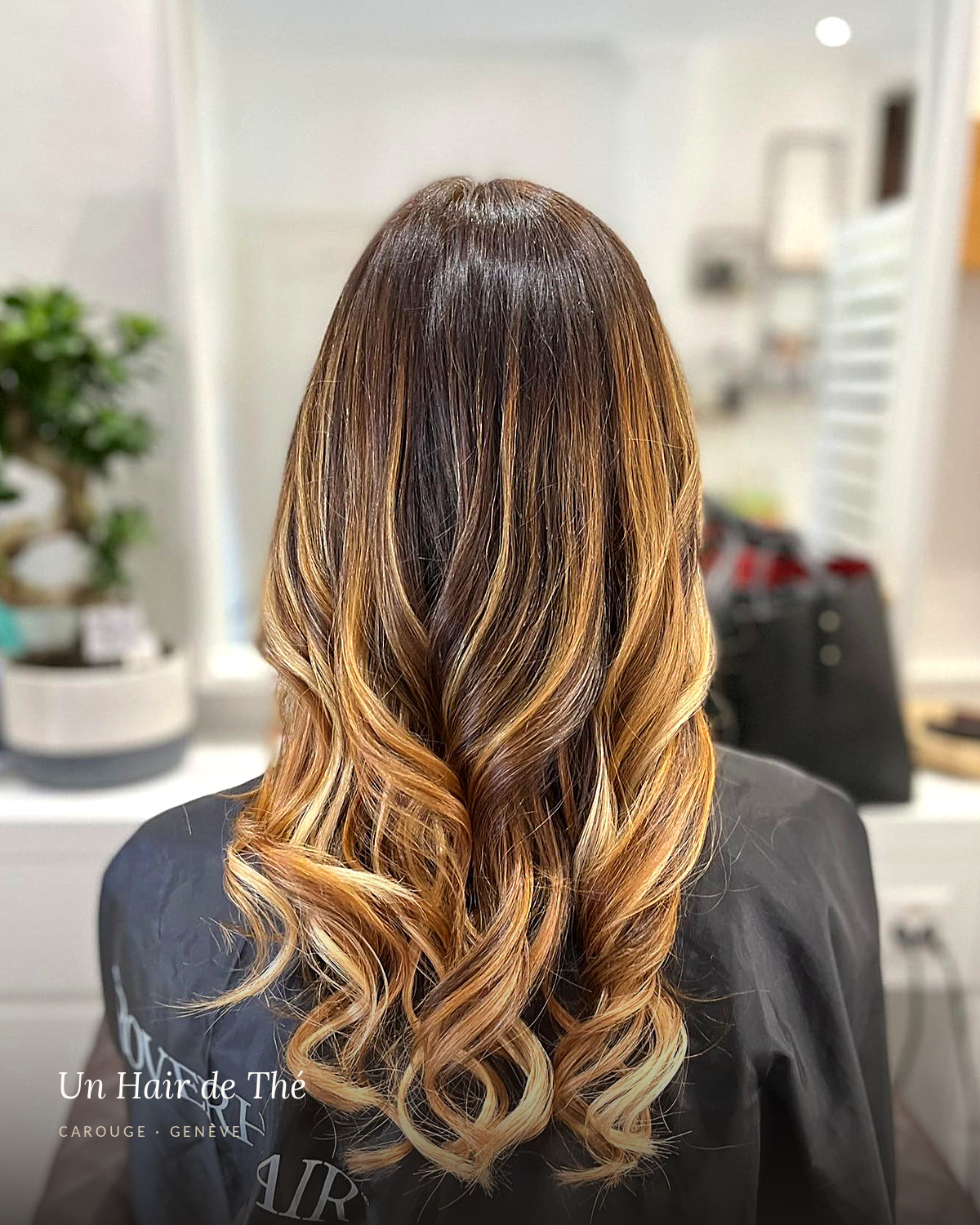 Longueurs balayées et coiffées au salon Un Hair de Thé à Carouge